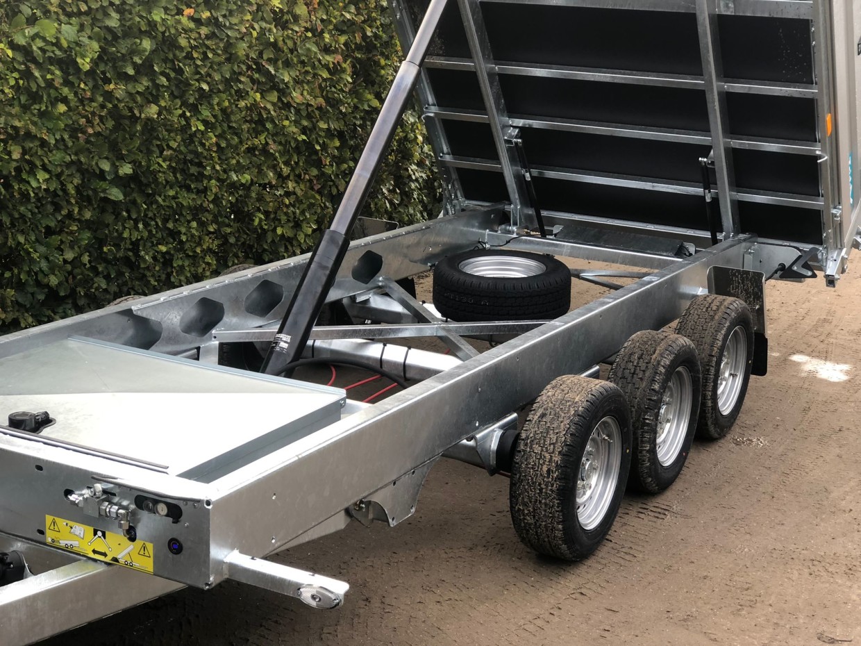 TwinTrailer TriadaX