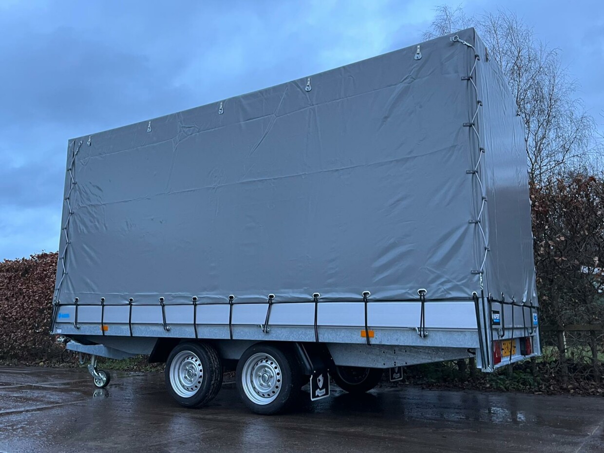 Plateauwagen met huif