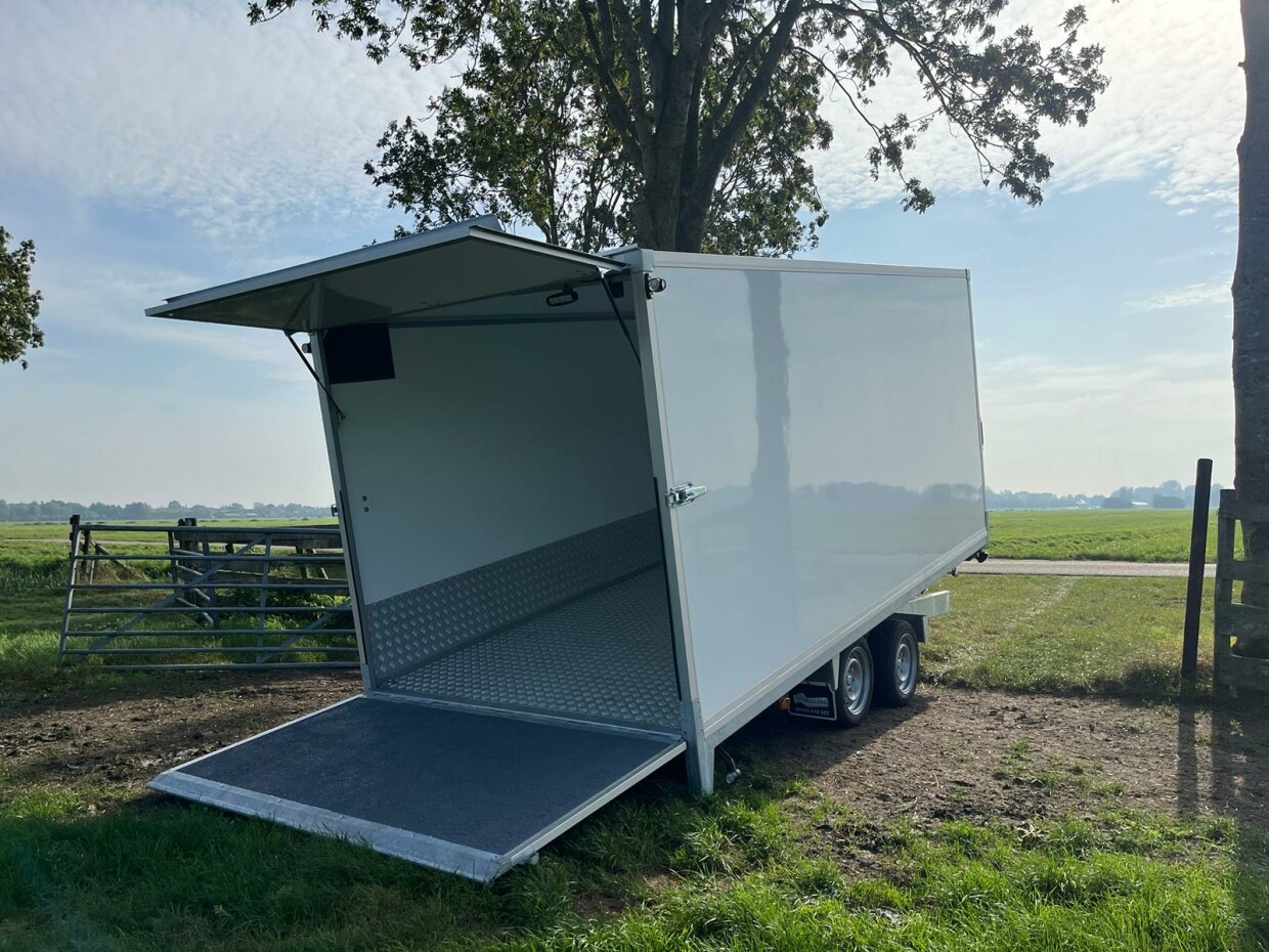 Kantelbare aanhangwagen met gesloten opbouw