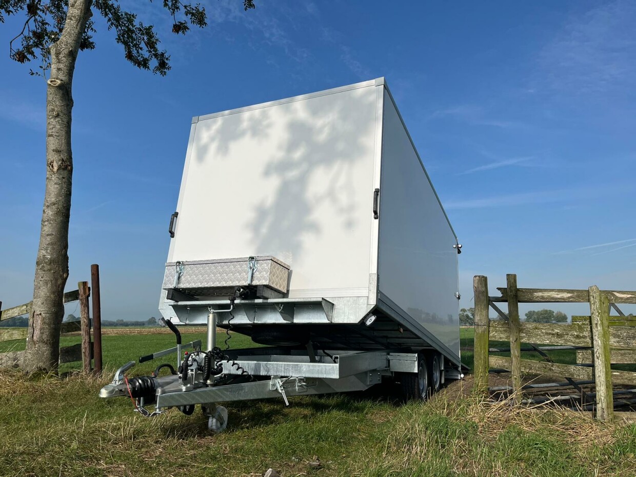 Kantelbare aanhangwagen met gesloten opbouw