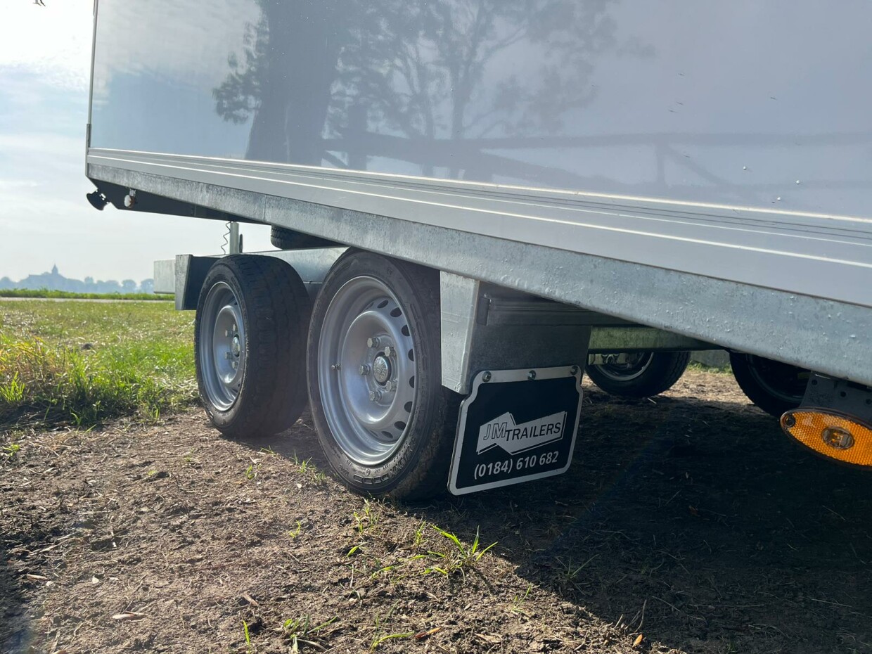 Kantelbare aanhangwagen met gesloten opbouw